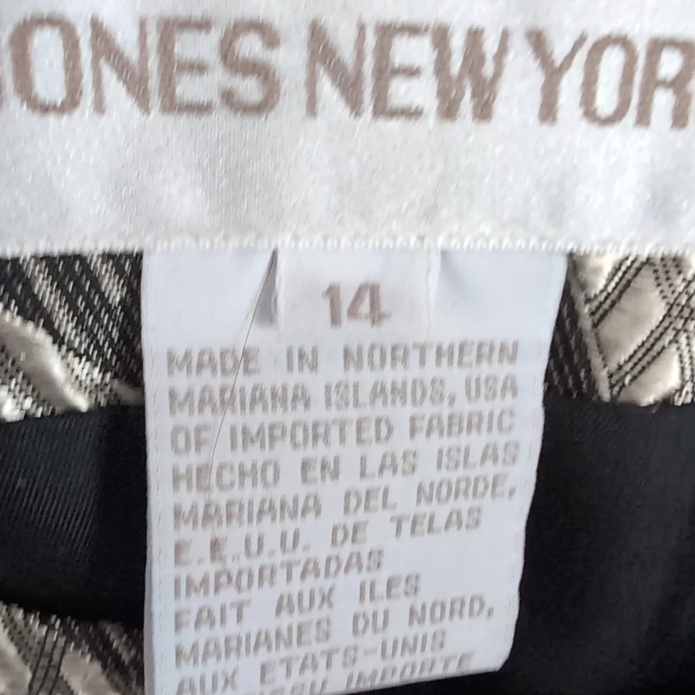 Jones New York Women's Vintage Black and Gold Geometric Blazer‎ Short